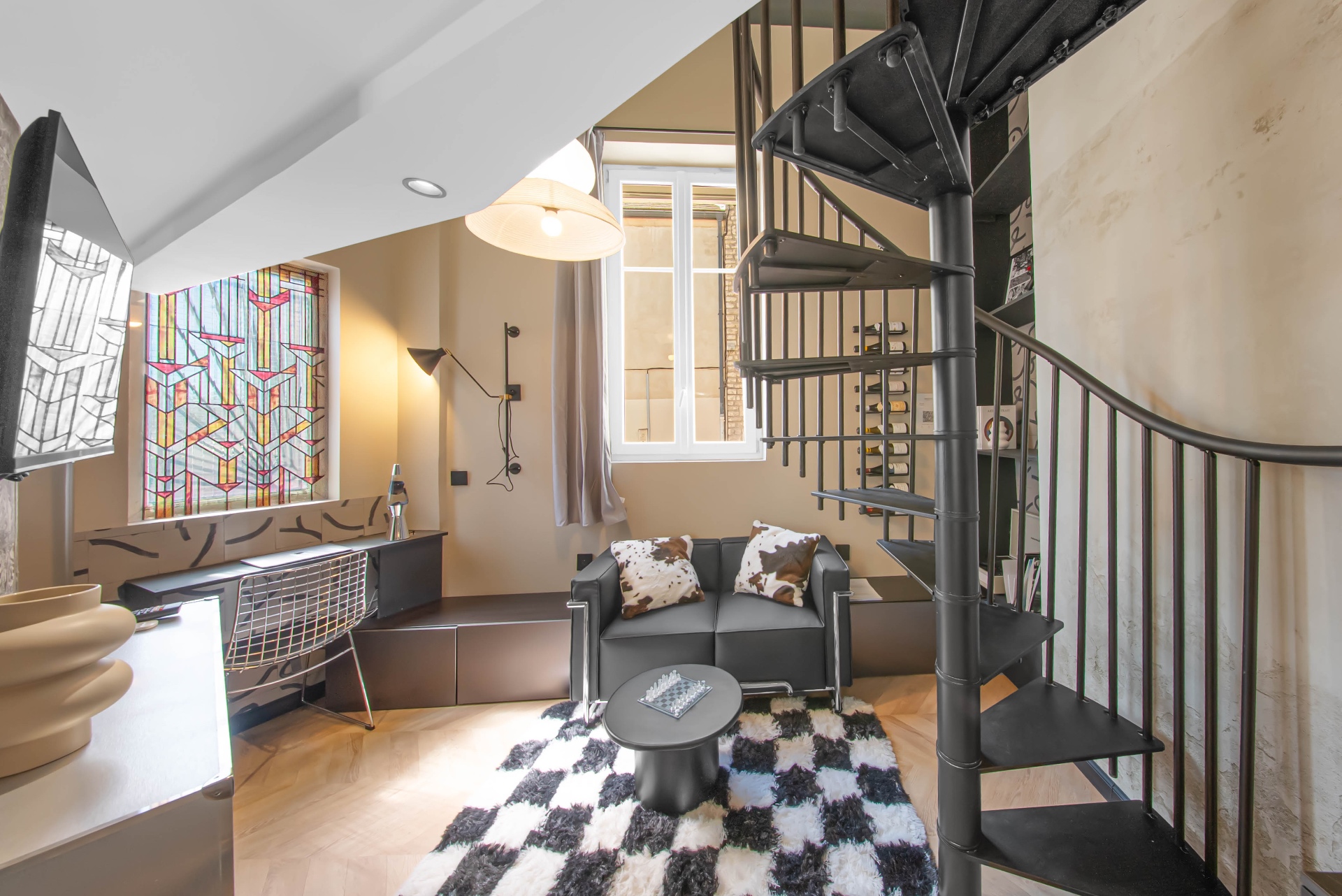 Oenosuite Loft d'Artiste, Loft monochrome design avec mezzanine